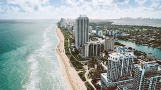 Blick aus der Vogelperspektive auf den Strand und die Hochhäuser von Miami