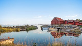 Rote Holzhütten auf den Schären in Schweden