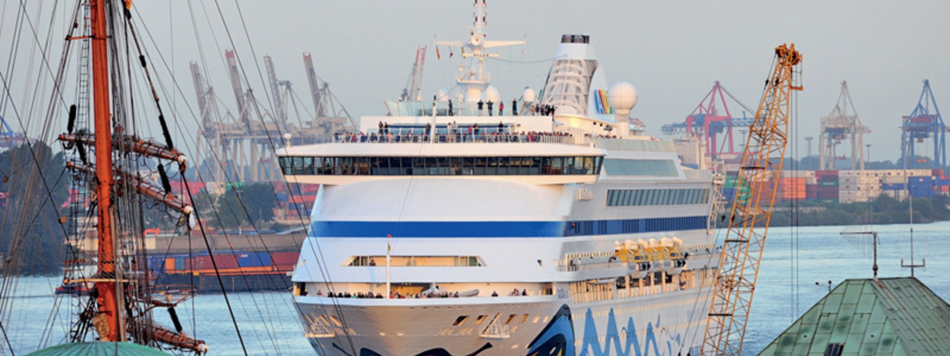 AIDA macht „blau“: AIDAaura und AIDAluna feiern bei den Hamburg Cruise Days mit